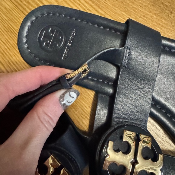 Tory Burch Bryce Leather Flat Thong Sandal - Picture 3 of 5
